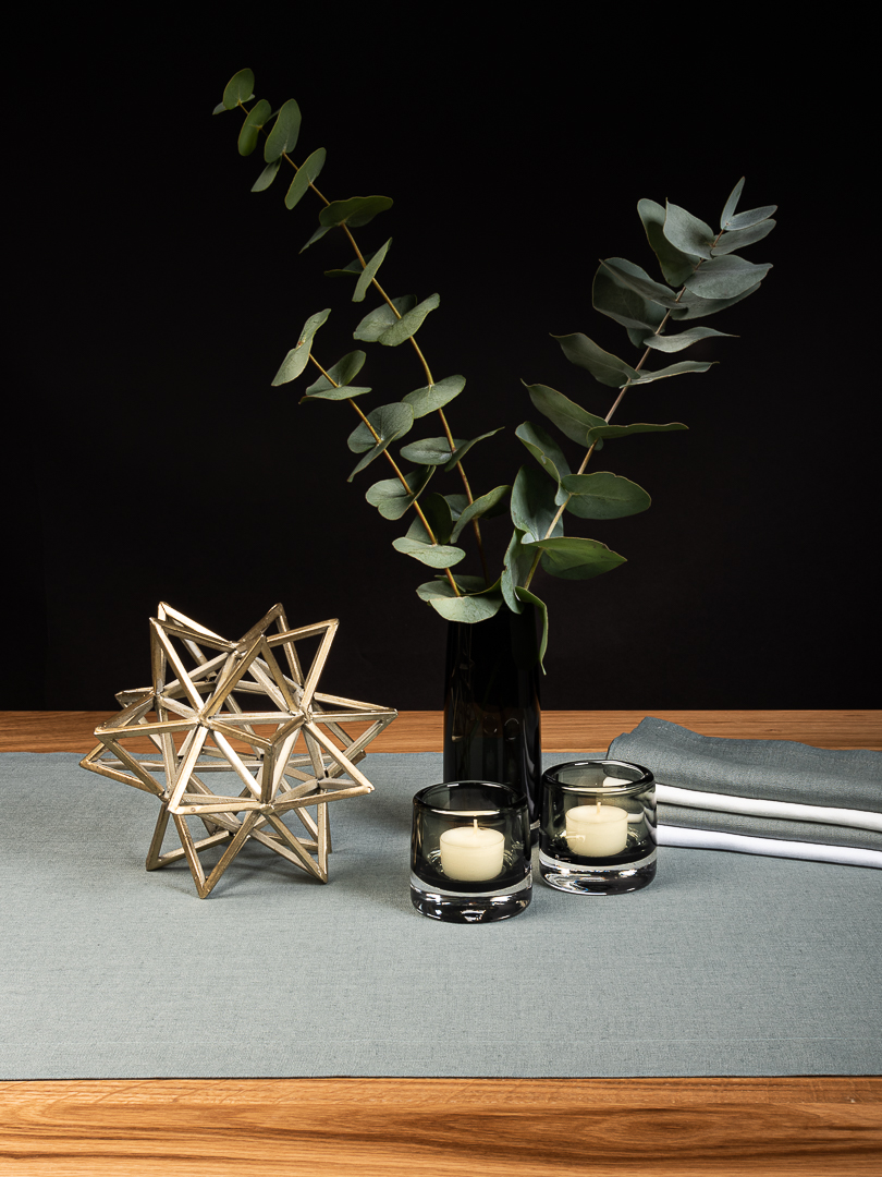Weihnachten Tischdeko edel mit Tischläufer in Grau und Eukalyptus