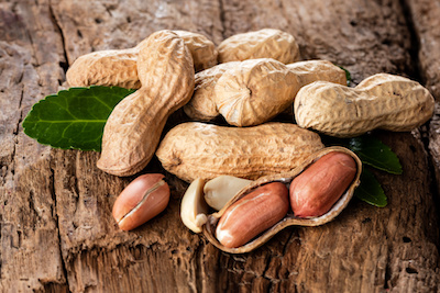 Erdnüsse auf Holzuntergrund