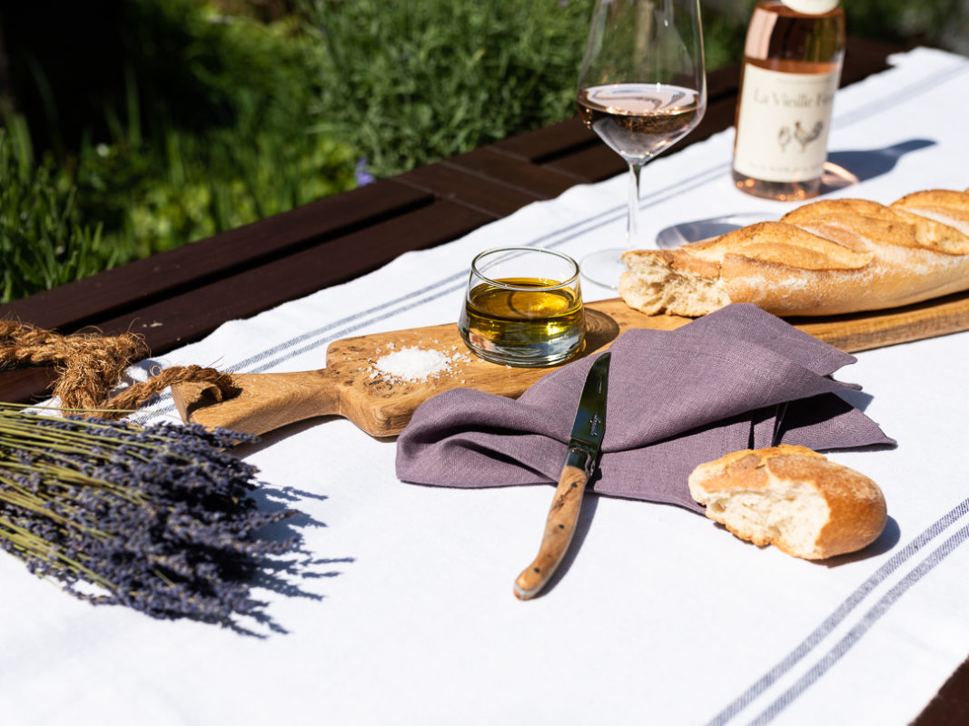 Stimmung Provence mit Lavendel und Laura Living Style Servierbrett Baguette sowie Serviette Leinen Lavendel