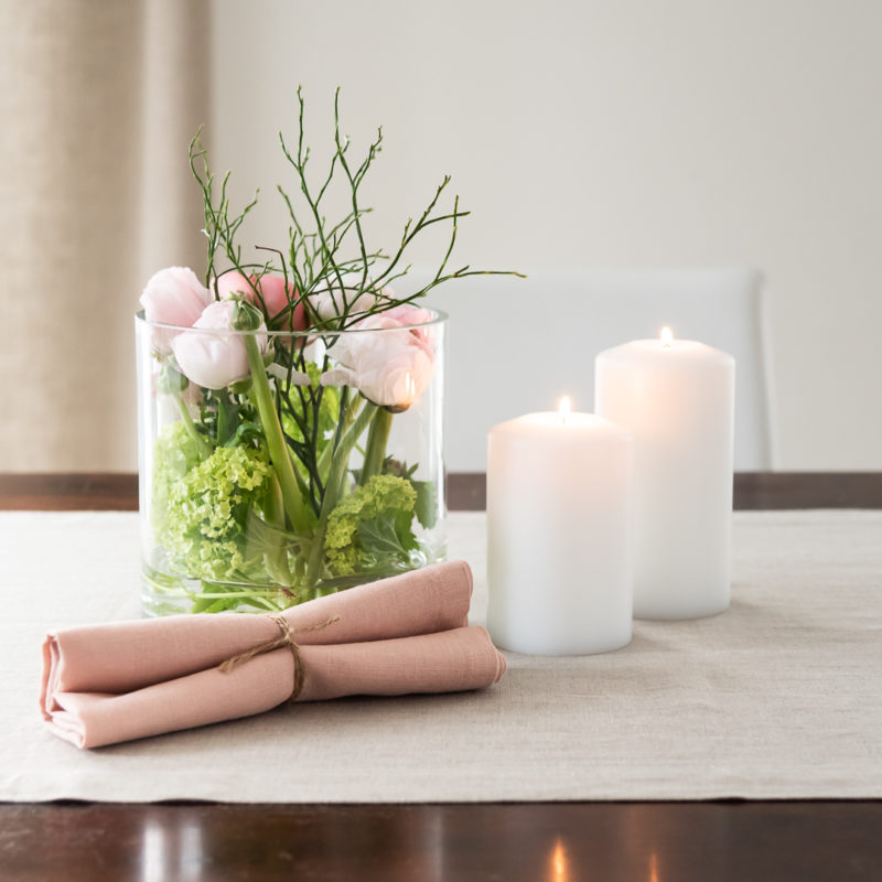 Tulpen im Glas, Tischläufer in Natur Leinen, Servietten Leinen Natur, Permanent Kerzen Farluce