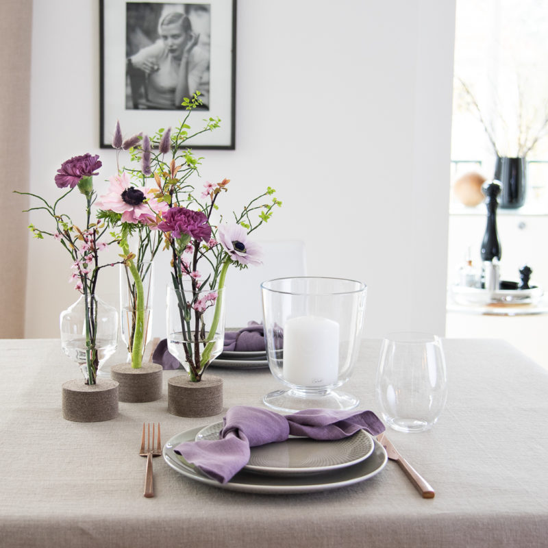 Tischdeko Frühling in Lavendel und Violett Designervasen mit Filzsockel aus Glas in drei verschiedenen Formen und Größen von Carsten Gollnick für Playground by BHS Tabletop