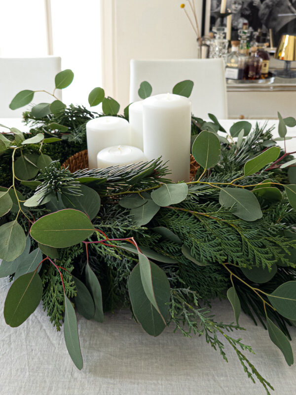 Adventskranz mit Eukalyptus und permanent Kerzen in Weiß